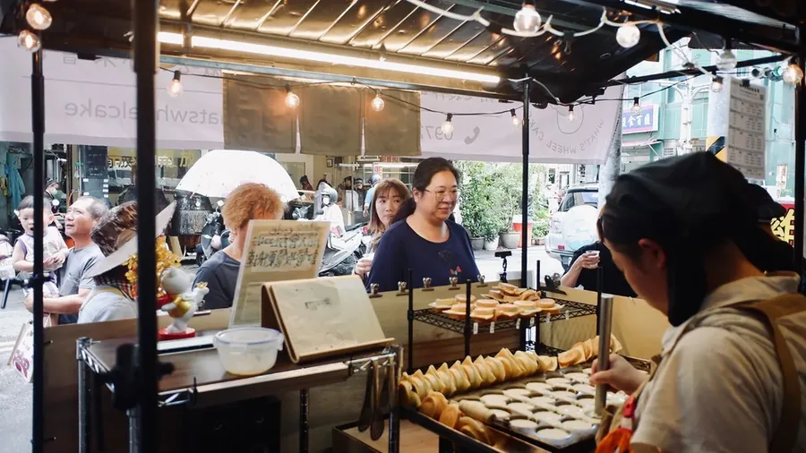 The What's Wheelcake stand with customers, Kaohsiung